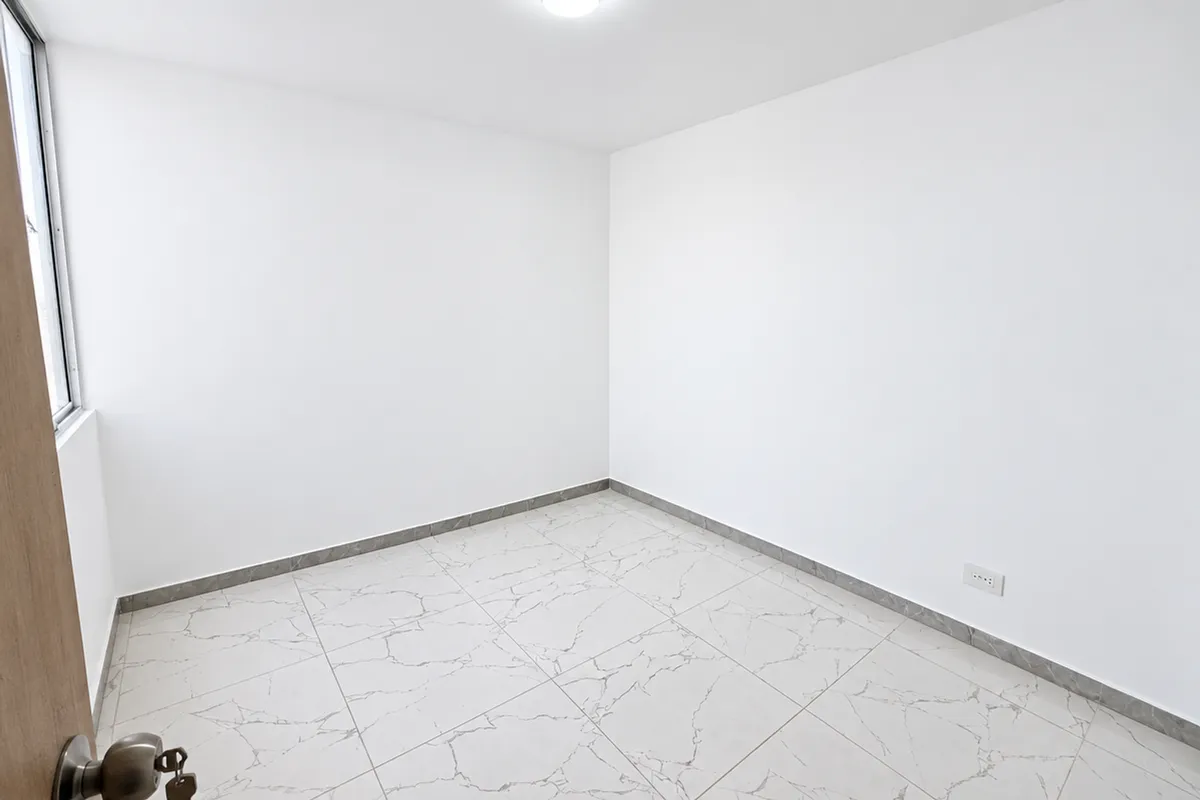 Distribución interior de tres habitaciones y dos baños del apartamento