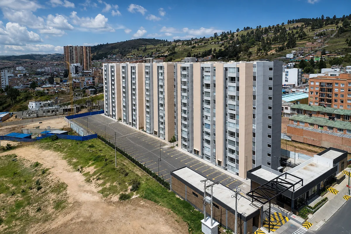 Zona común con piscina del edificio en Los Muiscas, Tunja