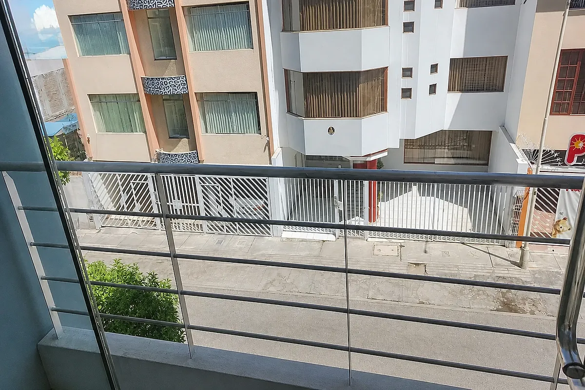 Interior del departamento en Cayma, Arequipa: el casco blanco por terminar