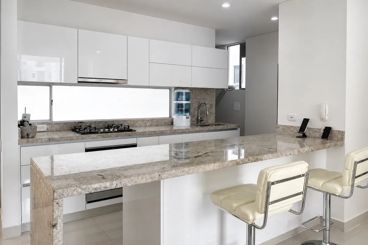 Cocina integral con mesón en mármol del apartamento en Burano Serena del Mar.